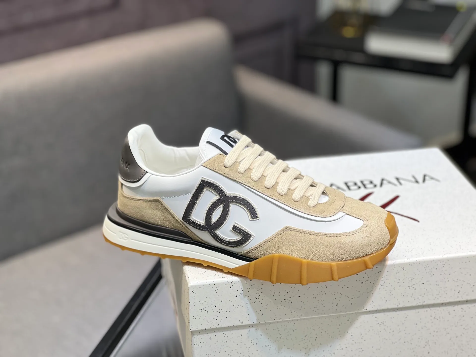 Men's shoes 💰560 Dolce&Gabbana D&G's latest casual sports shoes. Original purchase, development and production. DG's latest explosion. The tongue has the brand's iconic details. It is fashionable and versatile and can add luster to various looks. Create an exquisite design with unique dynamic vitality and modern atmosphere, showing modern and elegant style. Exquisite packaging at the delivery counter🛍📦 ▪️Fabric: Original customized cowhide, lining: Original customized breathable lining, Size: Men's 38-44 (45 46 customized)